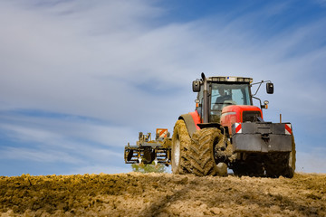 Ackerbau - Landtechnik bei der Bodenbearbeitung