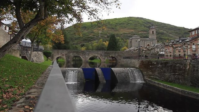 Arcos de Puente de Piedra medieval en el Rio. Reflejos del puente en el agua. Localidad de Molinaseca. El Bierzo, Provincia de Leon. Espa&ntilde;a.