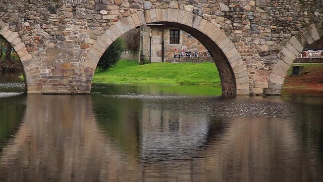 Arcos de Puente de Piedra en el Rio