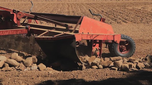 Maquina Rastrillo despedregador e hilerador de piedras separando o quitando las piedras de la tierra, en este caso preparando el terreno para la construcci&oacute;n de un campo de futbol