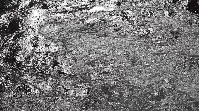 Burbujas o borbotones de agua corriente de r&iacute;o, con alto contraste y a contraluz
