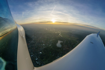 Blick aus dem Seitenfenster eines Kleinflugzeuges