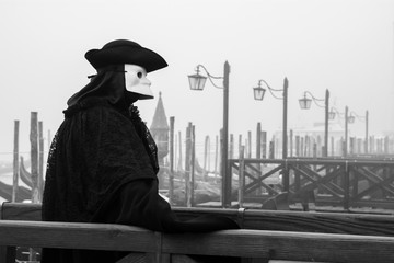 Naklejka premium Karnawał w Wenecji piękna tradycyjna maska `` Bauta '' z poranną mgiełką (B / W)
