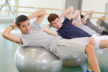 Obraz premium doing crunch on the ball