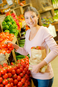 Client buying tomatoes
