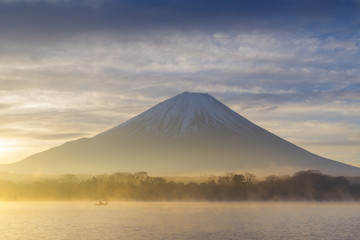 Fototapeta premium 朝靄の富士山