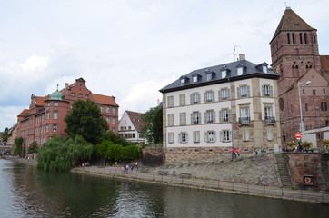 Nad Renem w Strasbourgu latem/By the Rhine in Stasbourg at summertime, France - obrazy, fototapety, plakaty