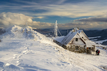 Obraz premium Zimowa sceneria górska w Bieszczadach, południowo-wschodniej Polsce