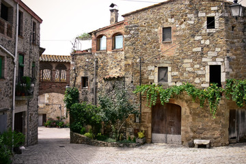 Fototapeta na wymiar The old yard in the village of Pubol in Spain.