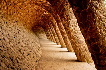 Foto op Plexiglas Stenen loopbrug in het Park Guell in Barcelona, Spanje. © Photoillustrator