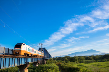 最上川橋梁と鳥海山