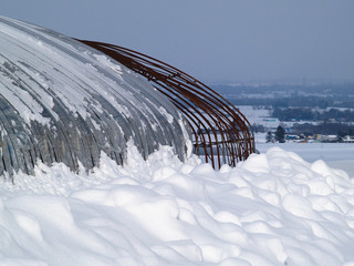 積雪のビニルハウス