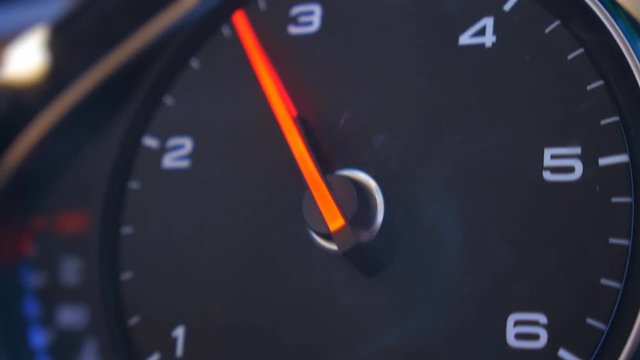 The tachometer needle moves quickly. Vehicle vibration adds adrenaline and increases the feeling of a strong acceleration.