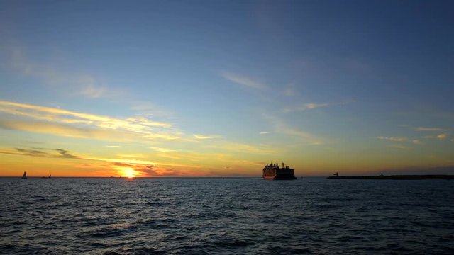 Einlaufendes Frachtschiff vor untergehender Sonne im Hafen von Fremantle, Perth, Westaustralien, Australien, Down Under