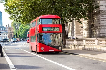 Zelfklevend Fotobehang Londen Moderne rode dubbeldekkerbus, Londen
