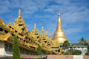 Naklejka premium Gallery and the stupa of the Shwedagon pagoda on a Sunny day. Yangon, Myanmar
