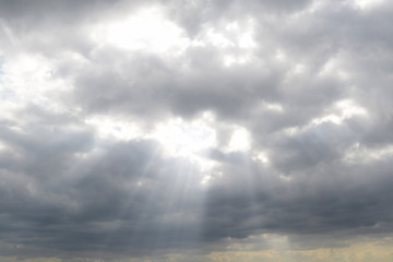 夏の雲から漏れる日差し 
