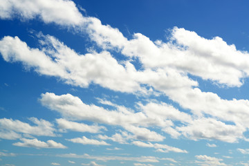 沖縄上空の青い空と流れる雲 