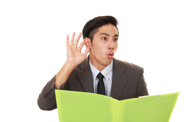 驚いた表情のビジネスマン