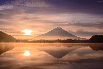 Fototapeta na wymiar 朝靄の富士山