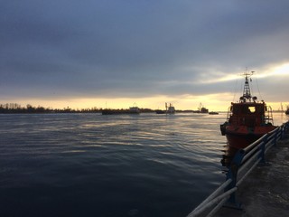 Fototapeta premium Вечерний закат на реке