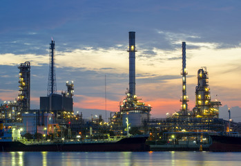 Fototapeta premium Oil refinery at twilight