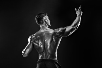 Obraz na płótnie Canvas bodybuilder posing. Beautiful sporty guy male power. Fitness muscled man