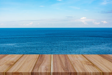 Obraz premium Blue sea and a moving reflection of sunlight