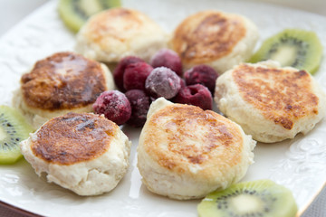 cheesecakes with kiwi and cranberries