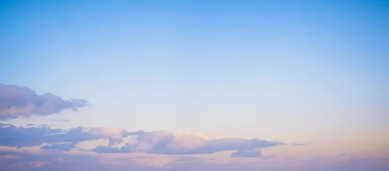 Crédence de cuisine en verre imprimé Mer / coucher de soleil Fond de ciel au coucher du soleil. Composition naturelle. Fond de ciel coucher de soleil panoramique. Ciel de lever de soleil avec des nuages lumineux. Lever du soleil du soir de beauté.