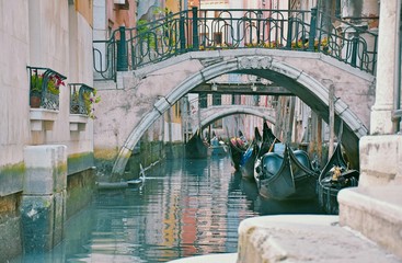 Venezia tipico ponte con gondole