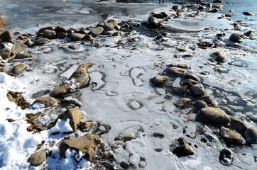 Muster aus Steinen, Eis, Wasser und Sonne