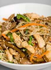 Fideos orientales con verduras y pavo