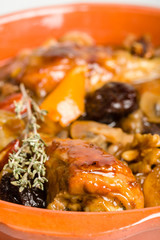 Pollo rustido con frutos secos