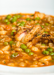 Sepia con guisantes y cereales integrales