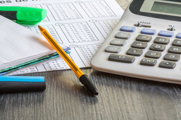 Calculatrice, table de multiplication, stylo et carnet