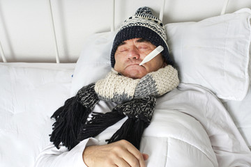 Grippewelle rollt an - krank im Bett liegen
