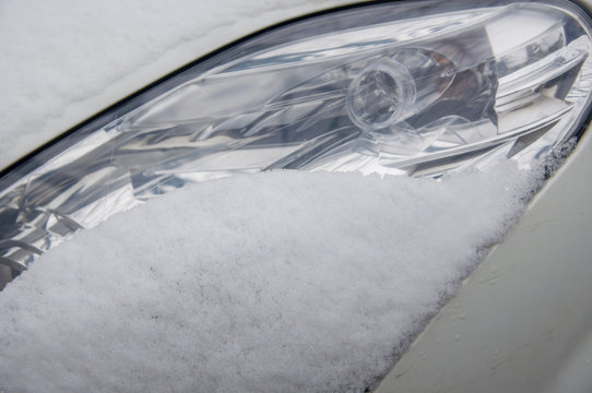 закрытая снегом фара