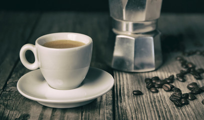 espressotasse mit kanne und bohnen