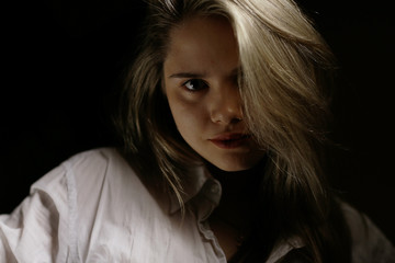 Naklejka premium contrast glamor portrait of blonde girl
