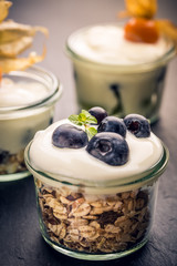 Müsli mit Joghurt und Beeren im Glas
