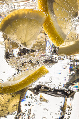 Wasser mit Eis und Zitronen © Rothlehner Florian