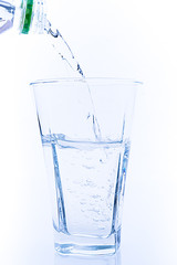 Wasser in Glas einfüllen