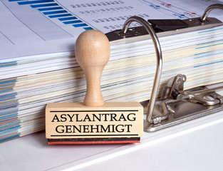 Asylantrag genehmigt Stempel im Büro mit Ordner