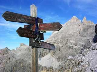 Wegweiser an Klettersteig Alpiniweg mit Elferkofel, Sextener Dolomiten, Südtirol, Italien