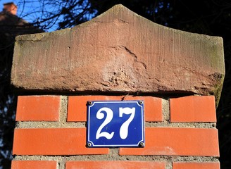 Hausnummer 27 an Klinker-Pfeiler mit Sandstein-Abdeckung