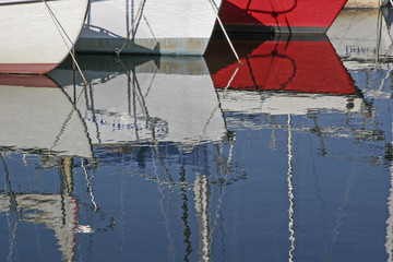 Boote im Spiegelbild