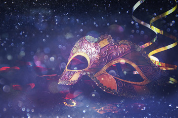 elegant venetian, mardi gras mask on glitter background - obrazy, fototapety, plakaty