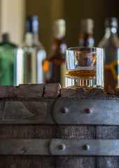wisky sobre barra de madera