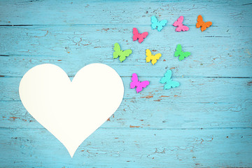 Valentinstag - weißes Herz leer mit bunten Schmetterlingen